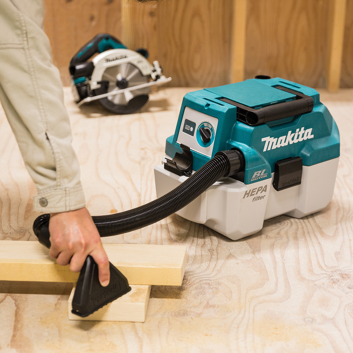 Makita 18V Brushless Wet/Dry Dust Extractor - Tool Only